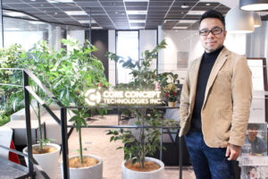 CCT田村さんのロゴ前写真