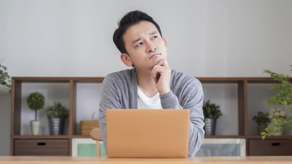 疑問に思っている人の画像