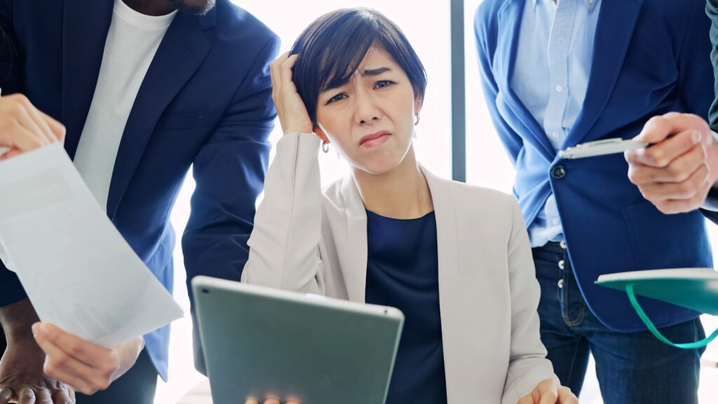 悩む人達の写真