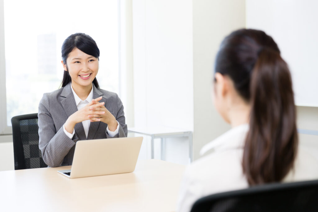 採用活動中の写真