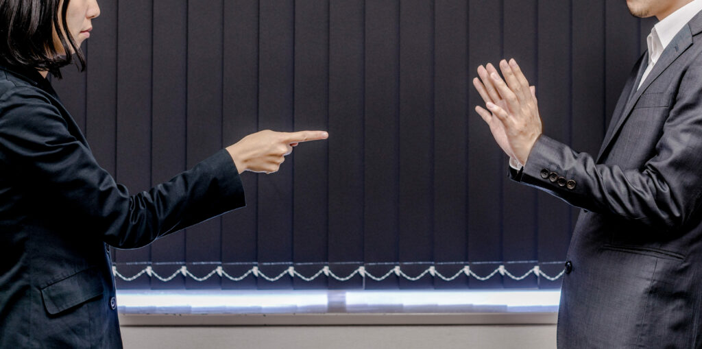 言い争いをする人たちの画像