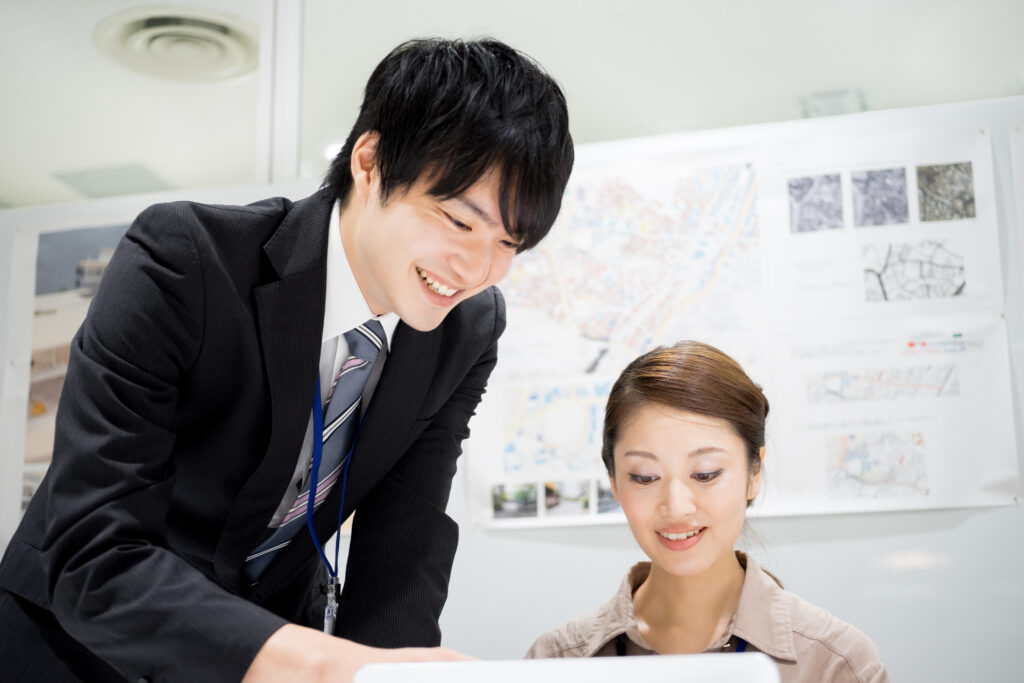 部下に優しく教える上司の画像