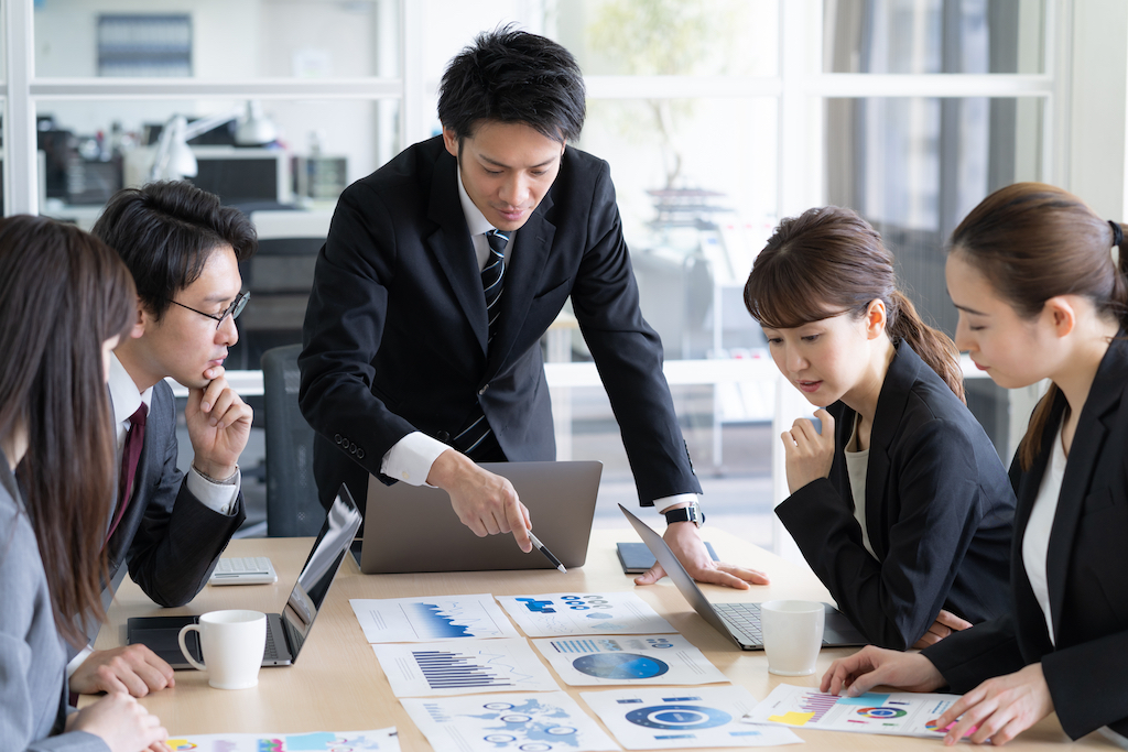 会議をする人達