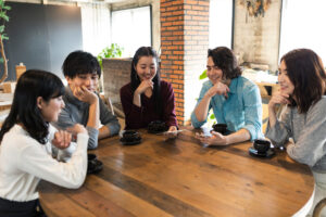 カフェで仲良く話す人達