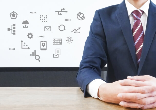 腕を組んで座る人